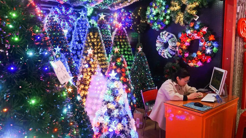 向老外出口圣誕用品，浙江義烏商人年銷數千萬